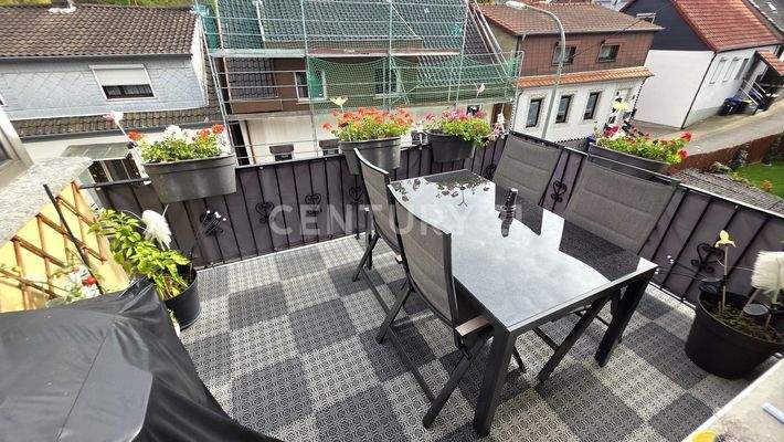 Attraktiver gemütlicher Balkon der Wohnung im OG