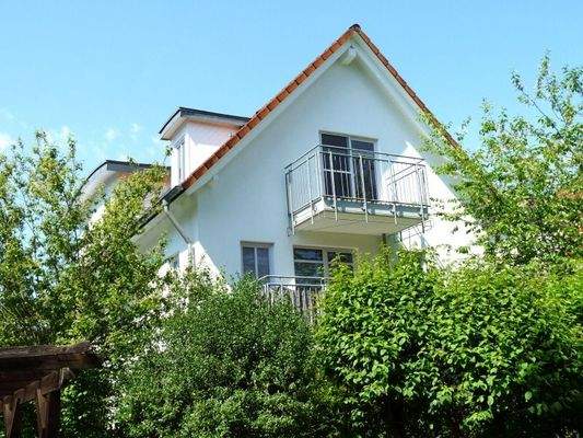 Hausansicht mit Balkon