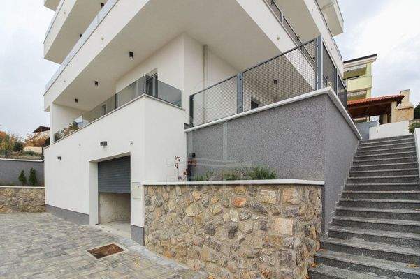 Erdgeschoss-Appartement mit ca. 118 m² Wohnfläche