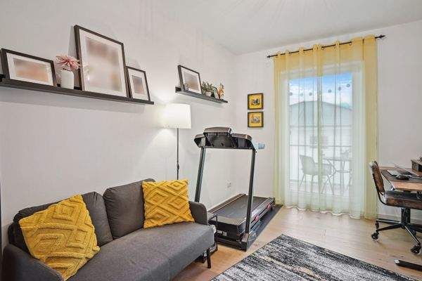 Zimmer mit Zugang zum Balkon