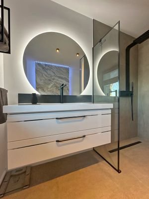 Tageslichtbad mit bodentiefer DUSCHE (barrierefrei)