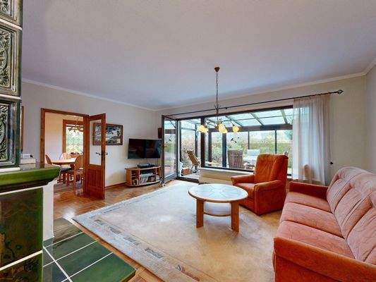 Wohnzimmer mit Ausgang zum Wintergarten im Erdgeschoss