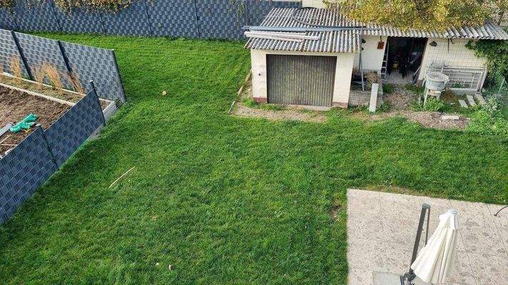 Garten mit Garage und Nebengebäude