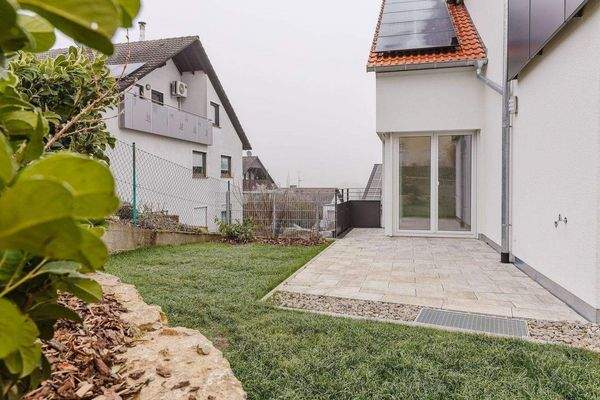 Terrasse und Gartenanteil III