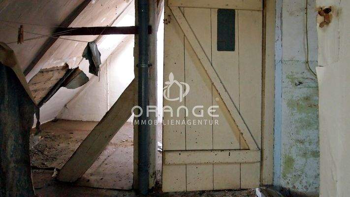 Dachstuhl und Raum mit Esse