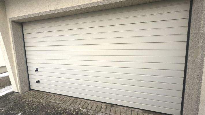 Garage mit elektrischen Tor