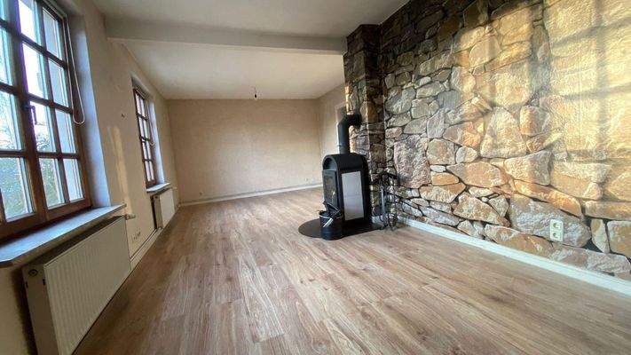 lichtdurchflutetes Wohnzimmer