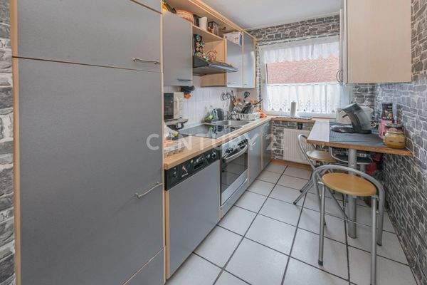 3.OG Funktionelle Küche mit Fenster