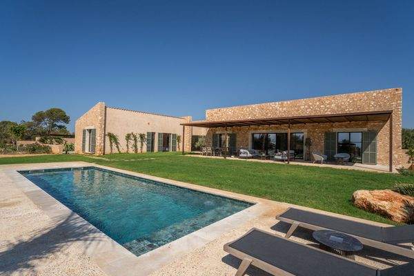 Pool und Terrassenansicht