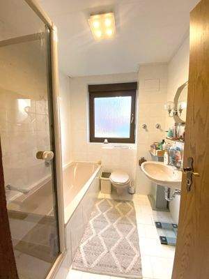 Tageslichtbad mit Wanne, Dusche, WC im EG