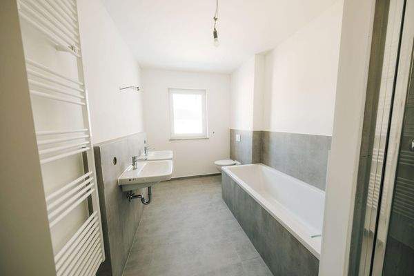 Bad mit Dusche und Wanne