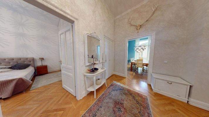 Flur mit Blick in Wohnbereich & Schlafzimmer