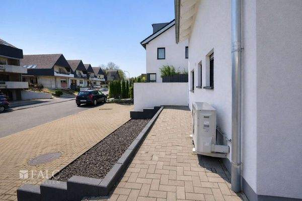 Großzügige Pflasterfläche mit Stellplätzen