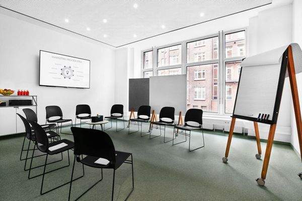 Workshopraum mit Terrassenzugang