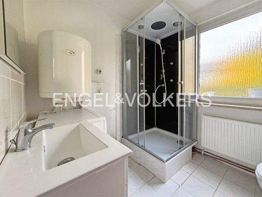 Tageslichtbad mit Dusche