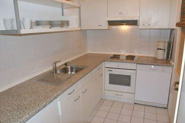 Küche mit Geschirrspüler