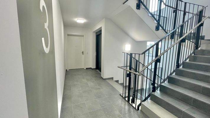 Treppenhaus / Fahrstuhl