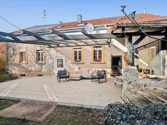 großzügig überdachte Terrasse