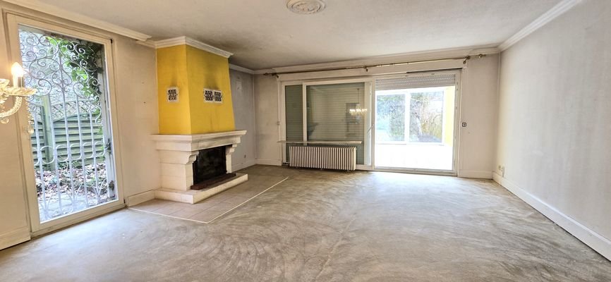 Wohnzimmer mit Blick zum Wintergarten