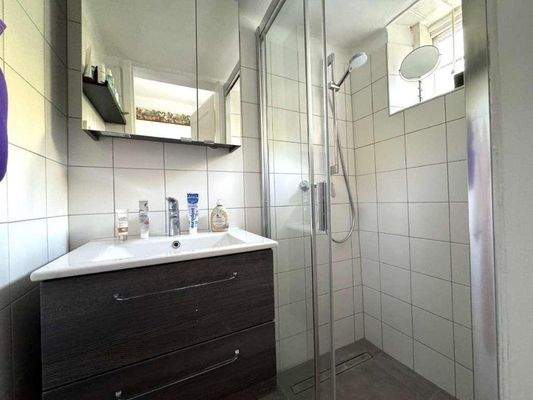 Dusche und Waschbecken