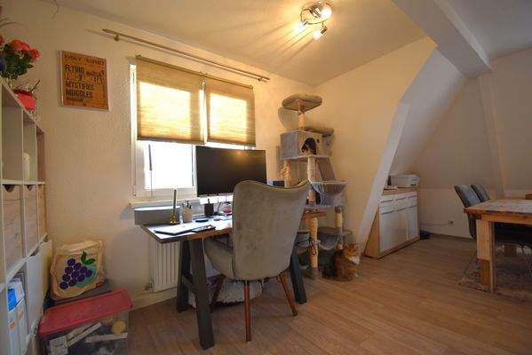 09 Wohnzimmer mit Arbeitsbereich.JPG