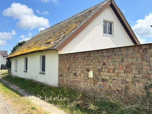 Nordseite des Wohnhauses, mit Zuwegung zum Nachbar