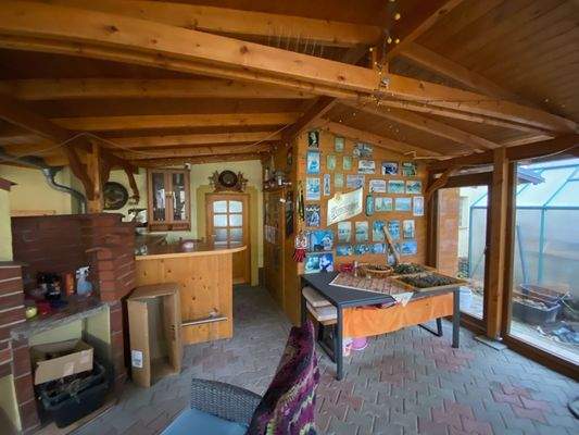 überdachter Partybereich mit Grillkamin und Hausbar (1).jpeg