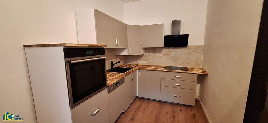 Wunderschöne, neue Einbauküche