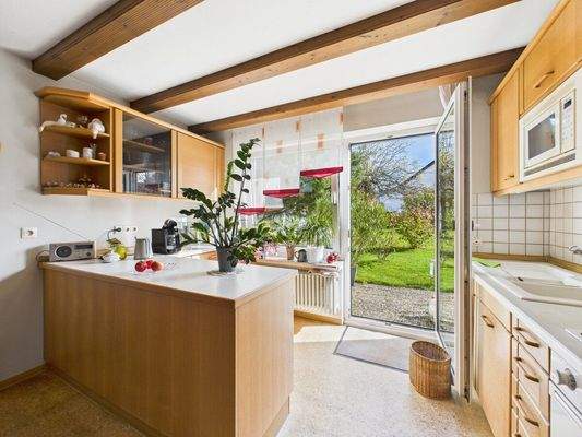 Küche mit Zugang zum Garten