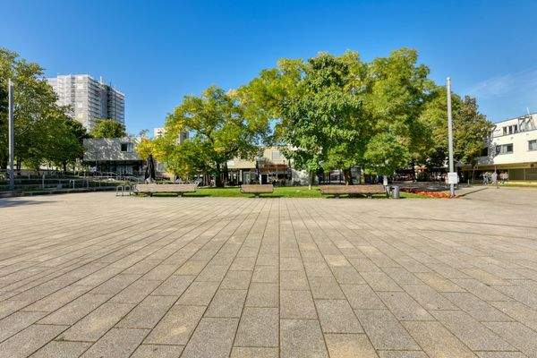 Haus &amp; Platz v. Osten