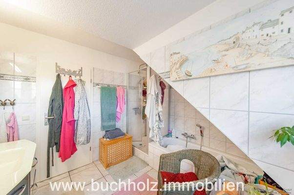 Badezimmer mit Dusche und Badewanne