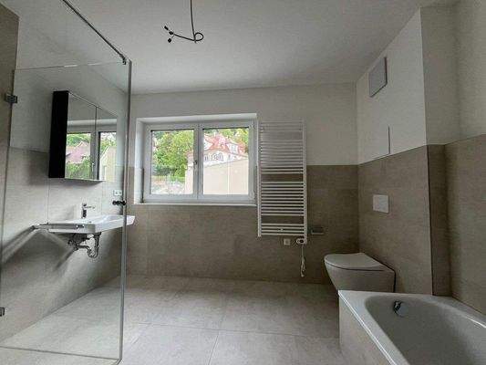 Tageslichtbad mit Dusche und Wanne 1.JPEG