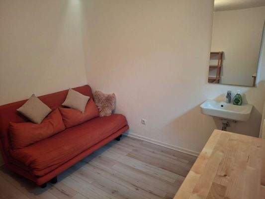 Zimmer Kellergeschoss mit Waschbecken