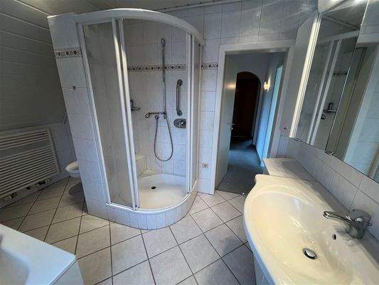 Duschbad mit Wanne und WC im Obergeschoss