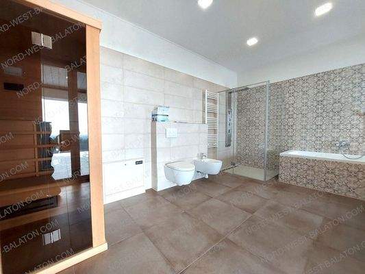 Bad mit Dusche, Wanne und Infrarotsauna