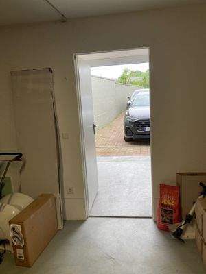 ein Blick vom Lager zur Hof-Einfahrt-Fläche ...