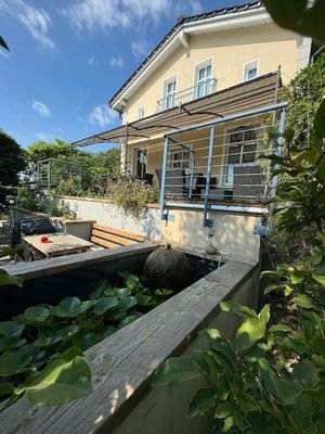 Terrasse mit Teich und Quellstein.jpg