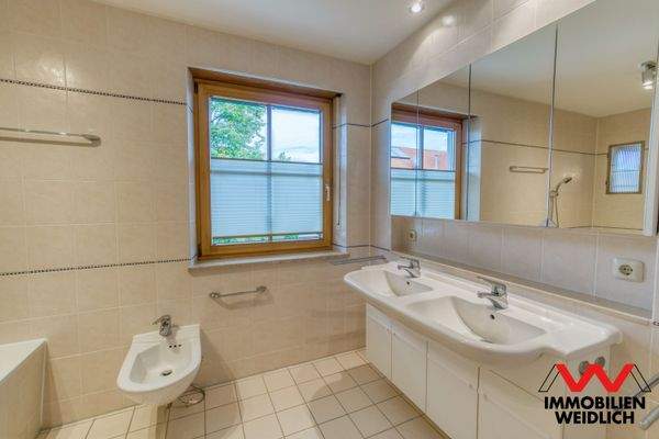 Bad mit Fenster Bidet und Doppelwaschtisch