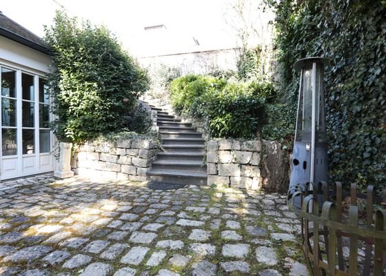 Innenhof vor Eingang und Küche