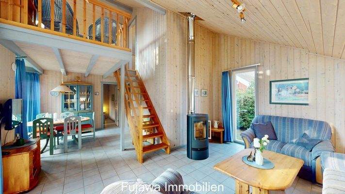 Wohn- und Esszimmer und Treppe zur Galerie im DG