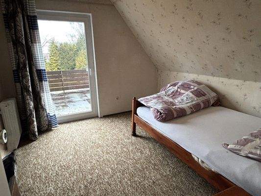 Zimmer im Dachgeschoss mit Zuwegung zur Dachterrasse