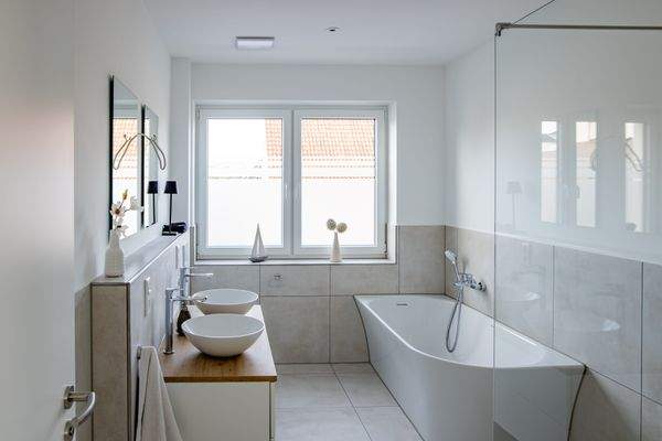 Bad mit Badewanne und Dusche