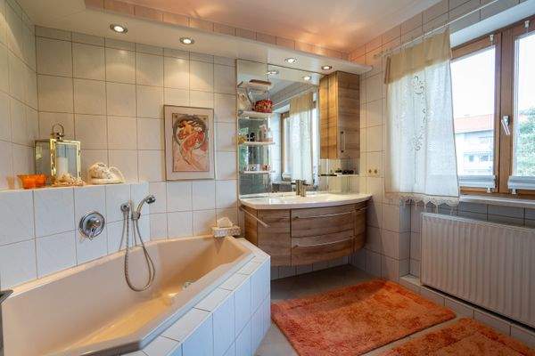 Bad im Obergeschoss mit Wanne und Dusche