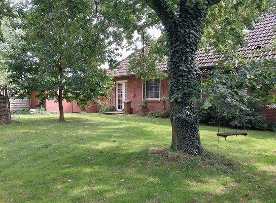 Seitenansicht mit separaten Eingang zum Obergeschoß