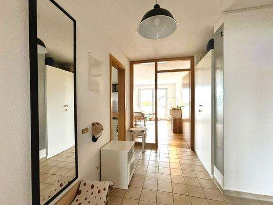 Heller Flur mit Einbauschränken