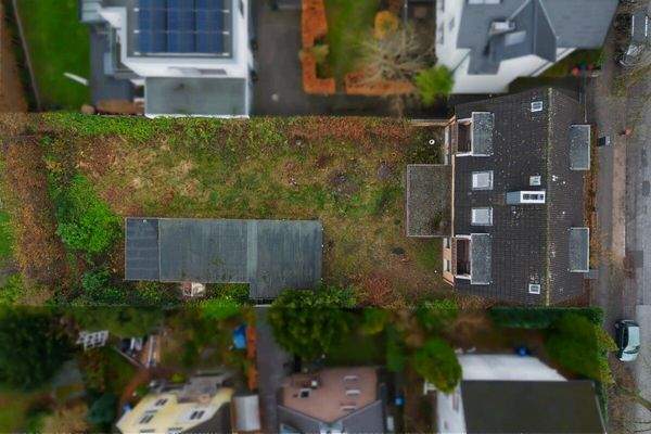 Komplette Grundstücksansicht