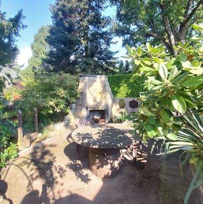 Grillecke mit Außenkamin am Teich