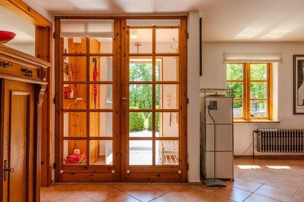 Heller Wohnraum mit Türen