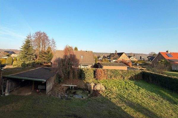 Ausblick mit Garten und Nachbarschaft