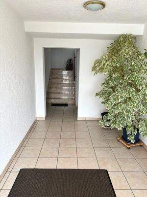 Hauseingang - Treppenhaus